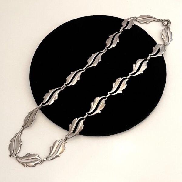Silver necklace with leaf tendril - Image 2