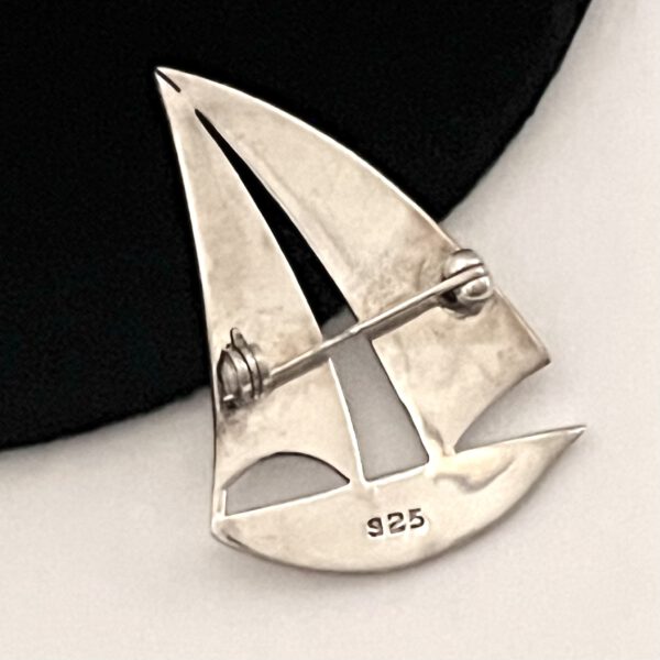 Silberbrosche Segelboot