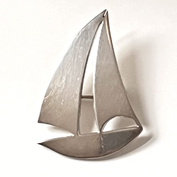 Silberbrosche Segelboot