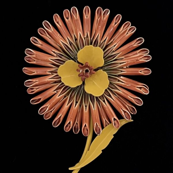 Plakative Blumenbrosche