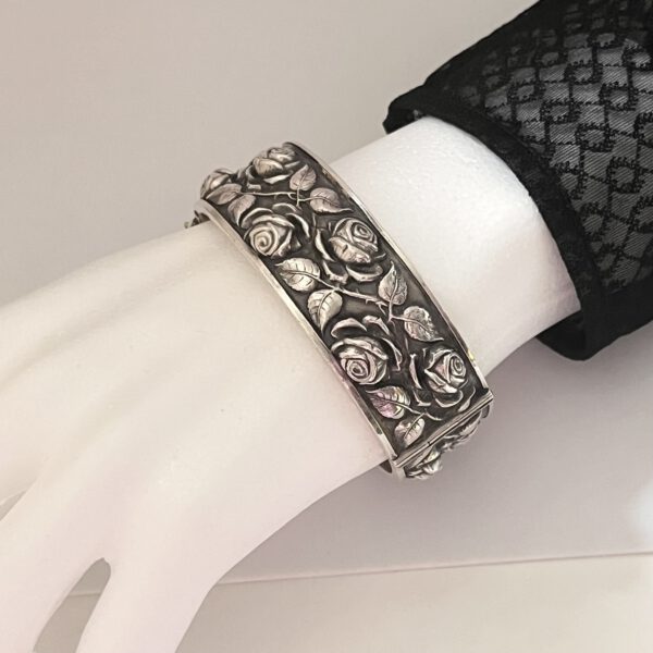 Armreif aus Silber mit Rosendekor
