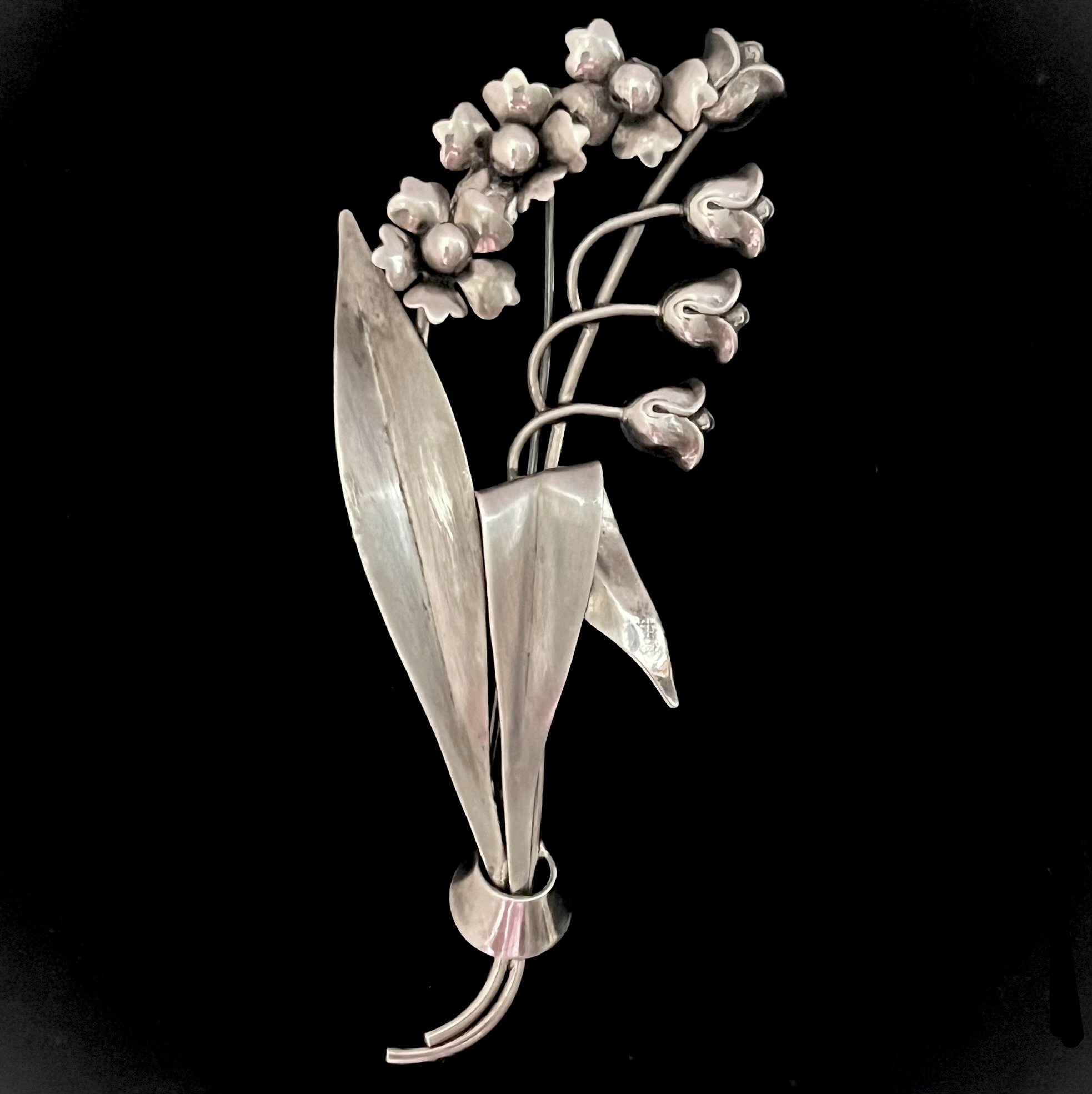 Silberbrosche mit Maiglöckchen