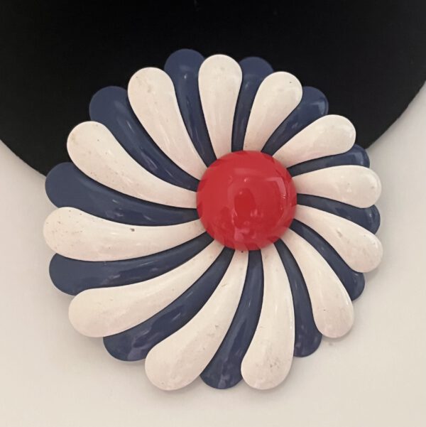 Große plakative Metallblume