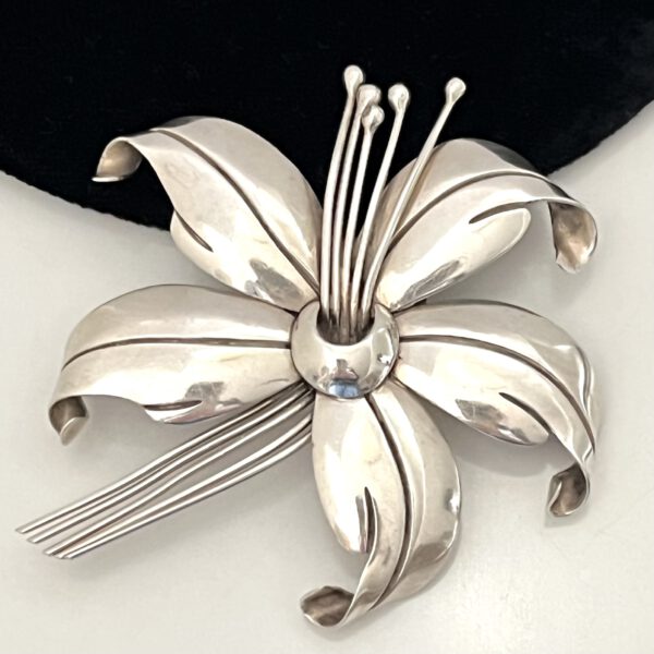 Blütenbrosche aus Sterlingsilber