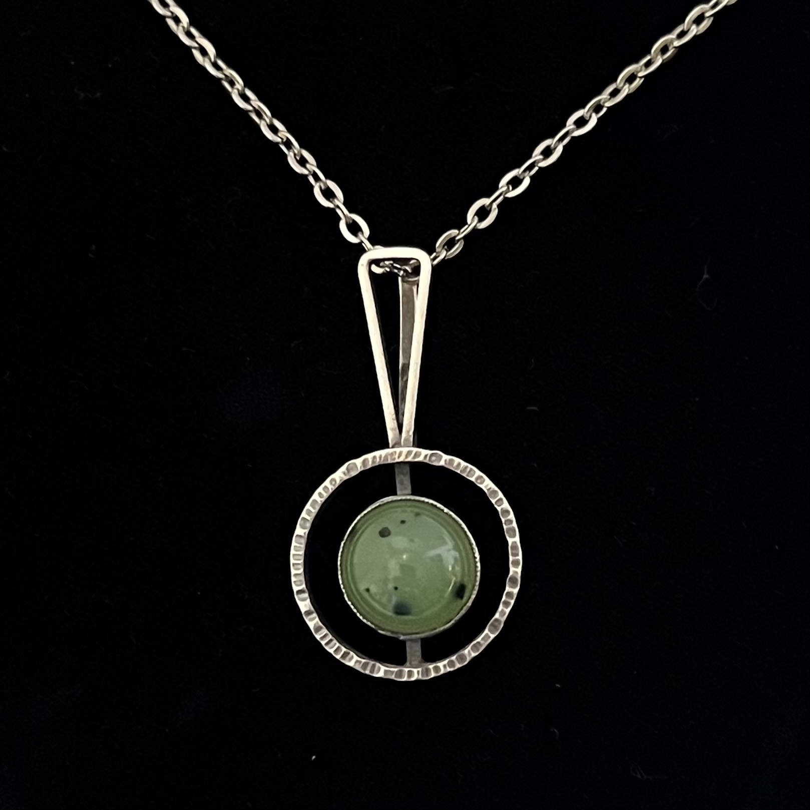 Anhänger aus Silber an Kette