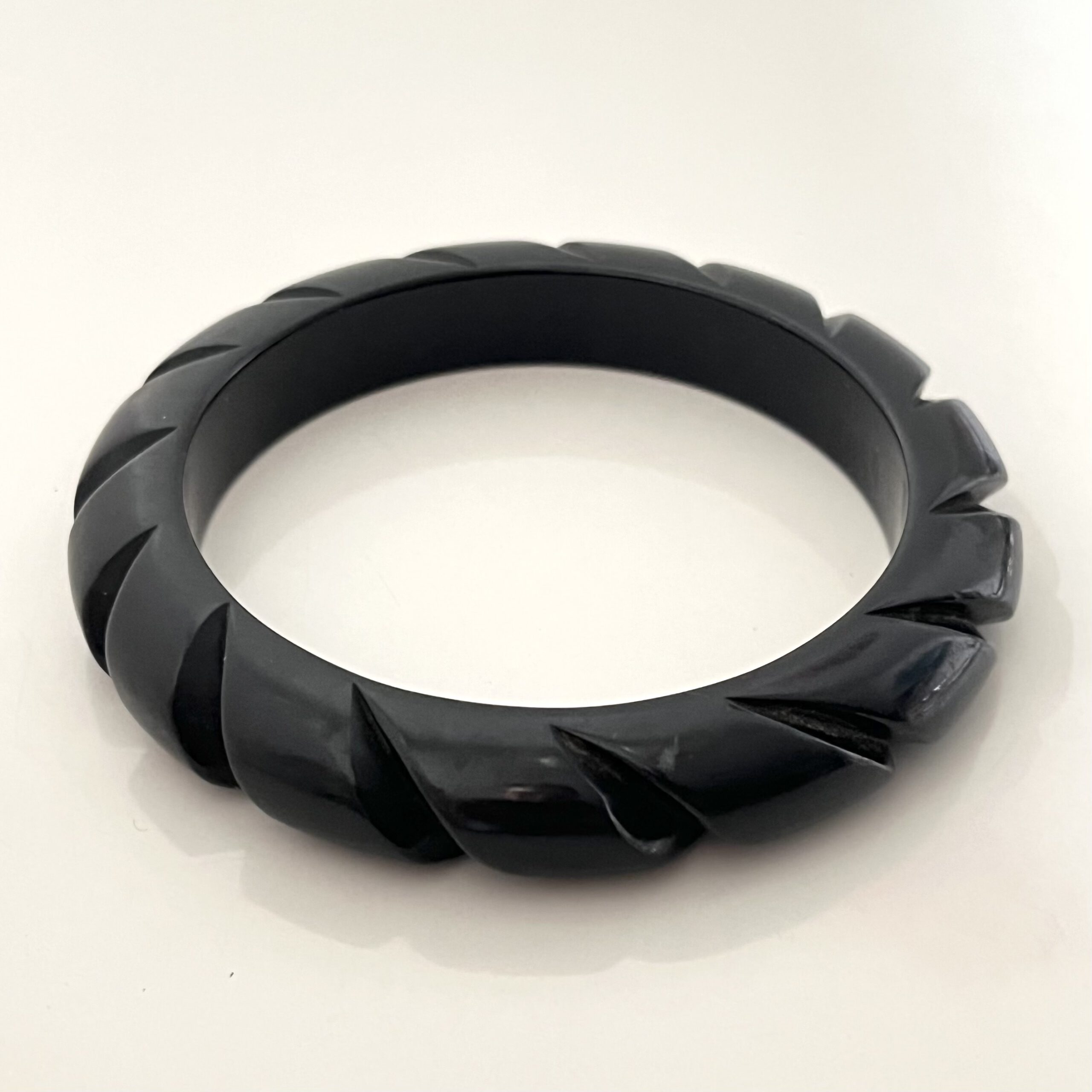 Armreif Bakelit geschnitzt