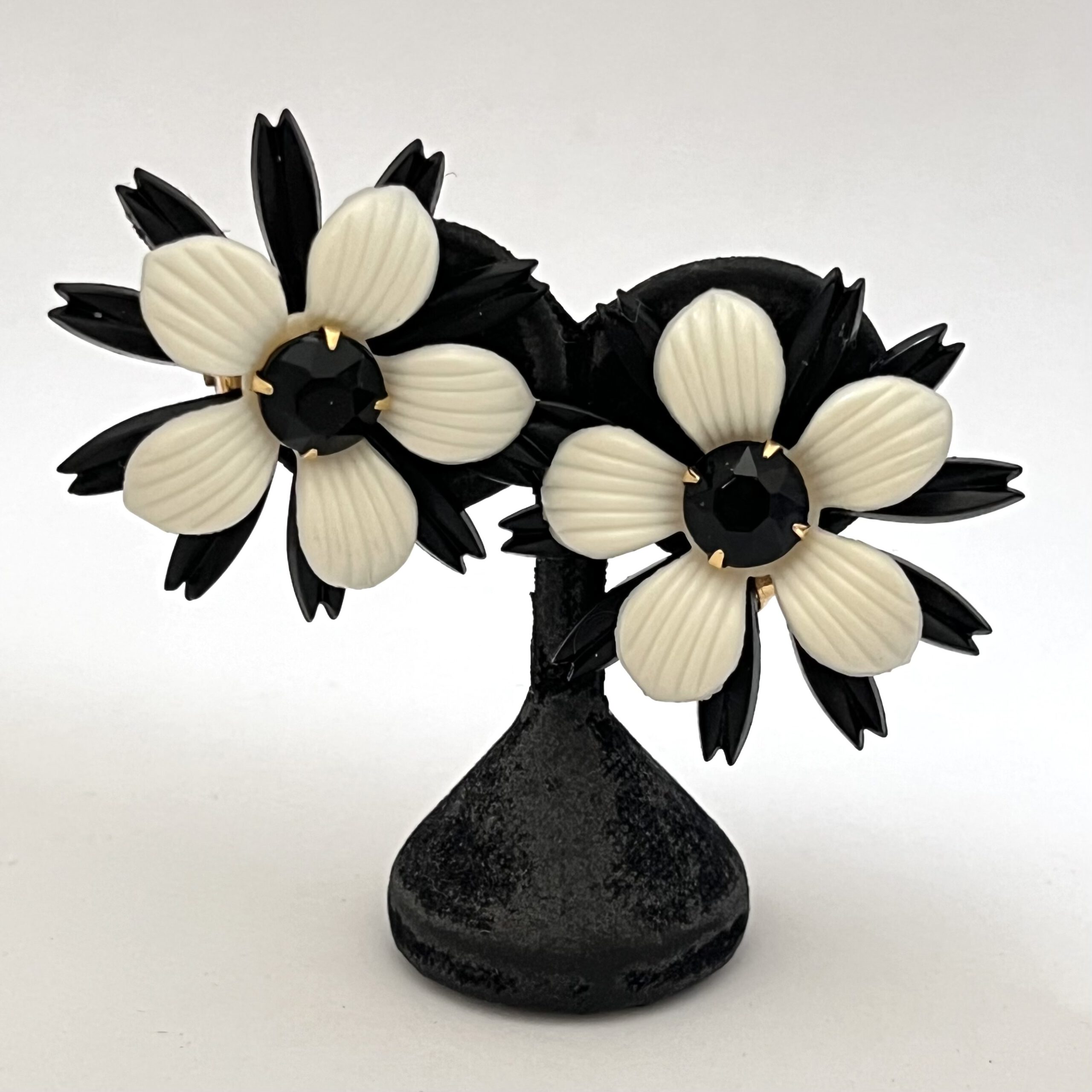 Black and White Ohrclips
