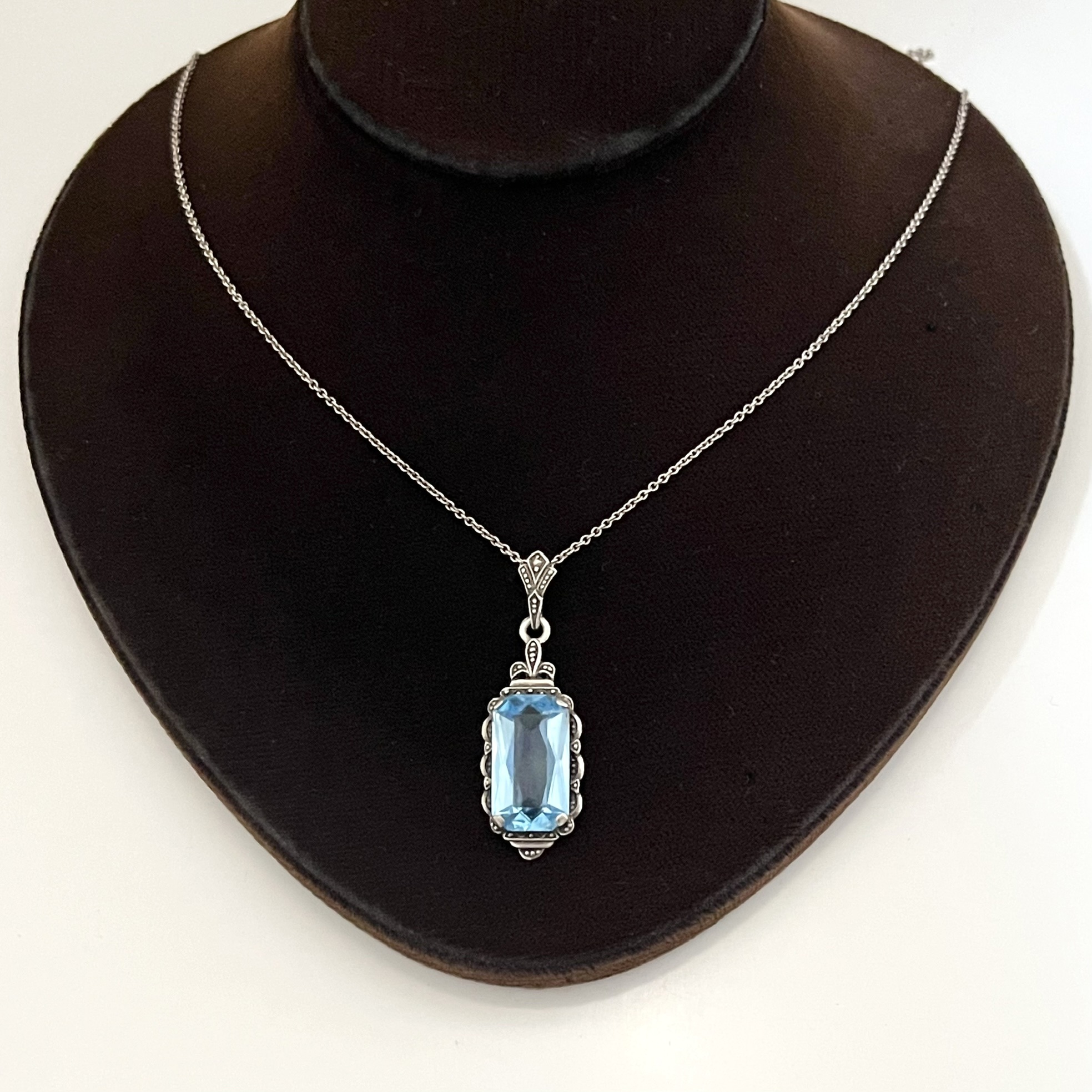 Anhänger an Kette Art Deco blauer Farbstein